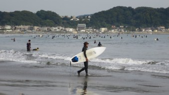 kamakura-beach-surfboard